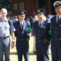 mit "Freund und Helfer" in Nikko